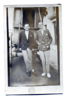 Carte Photo De Deux Jeune Garcon élégant Posant Devant Une Charrette Dans Une Ville Vers 1940 - Personnes Anonymes