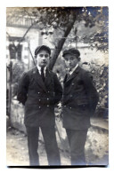 Carte Photo De Deux Jeune Garcon En Uniforme D'une école Privé Posant Dans Un Jardin Vers 1930 - Personnes Anonymes