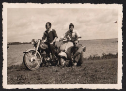 Jolie Photographie De 3 Hommes à La Pointe De Kerners, Arzon, Morbihan 1956, Moto à Identifier Scooter Vespa 6x8,5cm - Automobile
