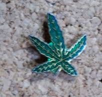 Pin's - Fleur De Cannabis - Autres & Non Classés