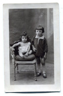 Carte Photo De Deux Petit Garcon Dans Un Studio Photo Vers 1920 - Personnes Anonymes