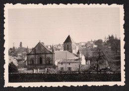 Jolie Photographie à Melle, L'Eglise Ste Hilaire, Deux Sèvres Dans Les Années 50, Patrimoine Architecture 8,7 X 5,8 Cm - Lieux