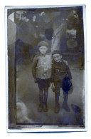 Carte Photo De Deux Petit Garcon élégant Dans Leurs Jardin Vers 1930 - Personnes Anonymes