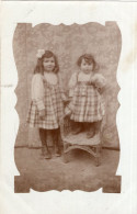 Carte Photo De Deux Petite Filles élégante Posant Dans Un Studio Photo - Personnes Anonymes