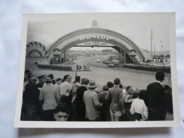 PHOTO ANCIENNE - SCENE ANIMEE (13 X 18 Cm) : Circuit Des 24 H - Passerelle DUNLOP - Célébrités