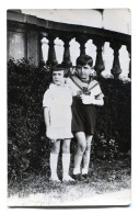 Carte Photo D'une Jeune Fille élégante Avec Un Jeune Garcon élégant Dans Leurs Jardin En 1936 - Personnes Anonymes