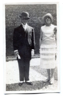 Carte Photo D'une Jeune Fille élégante Avec Un Jeune Garcon élégant Posant Dans La Cour De Leurs Maison En 1928 - Personnes Anonymes