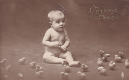 Bébé Au Milieu Des Poussins . Baby And Chicks Paques Easter - Portraits