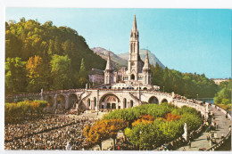 Lourdes - La Basilique Et L'Esplanade - Lourdes