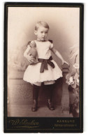 Fotografie W. Paulsen, Hamburg, Hermannstr. 41, Kind Im Weissen Kleid Mit Spieltier  - Anonieme Personen