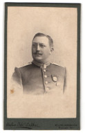 Fotografie Johs. Walther, Wilhelmshaven, Uffz. In Uniform Mit Orden Und Zwickerbrille  - Anonieme Personen