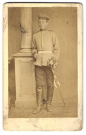 Fotografie Walter, Bockenheim, Soldat In Uniform Mit Säbel Und Portepee  - Anonieme Personen
