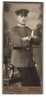 Fotografie Bruno Grupe, Berlin, Soldat In Garde Uniform Kaiserin Augusta Garde Gren. Regiment Nr. 4  - Anonieme Personen