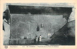 26979 " MEKNÈS-FONTAINE DE LA PLACE EL-ÉDIME " ANIMÉ-VERA FOTO-CART.POST.  NON SPED. - Meknès