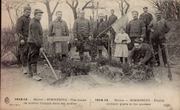 SOMMESOUS   ( MARNE )   UNE TOMBE DE SOLDATS FRANCAIS DANS LES JARDINS - Guerre 1914-18