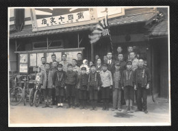 JAPON Photo Ancienne Originale D'un Groupe D'enfants Et D'adultes Posant Devant Le Drapeau Format 11,8x15,8 - Azië