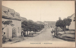 CPA MADAGASCAR - AMBATOLAMPY - TB PLAN Rue CENTRE VILLE Jolie ANIMATION - Madagascar