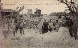 PERTHES-LES-HURLUS ( MARNE )   L ' ENTERREMENT D ' UN BRAVE TOMBE AU CHAMP D ' HONNEUR ( DISCRET PLI EN BAS , A DROITE ) - Guerre 1914-18