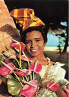 FRANCE - Guadeloupe - Femme - Sourire Et Anthuriums - Carte Postale - Sonstige & Ohne Zuordnung