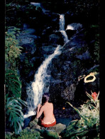 TAHITI -  FEMME AU BAIN A LA CASCADE DE MATAIEA - CARTE TIMBREE - Tahiti