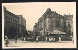 AK Bratislava, Ortspartie Mit Anlage Und Passanten  - Slovakia