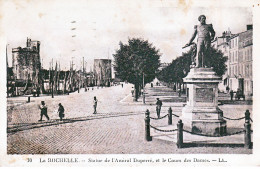 17 LA ROCHELLE Statue De L'amiral Duperré Et Le Cours Des Dames - La Rochelle