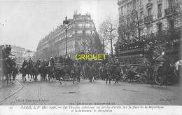 Paris, Journées Historiques Du 1er Mai, Les Dragons établissent Un Barrage Place De La République - Altri & Non Classificati