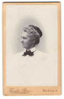 Fotografie Theodor Rau, Berlin, Fransecki-Str. 13, Profil Von Martha Wohlfahrt In Weisser Bluse Mit Schwarzer Schleife  - Anonymous Persons