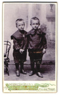 Fotografie Albert Gudenrath, Heide, Norder Str. 4, Fritz U. Uwe Thomsen Als Kleine Jungs In Schwarzer Kleidung  - Anonymous Persons