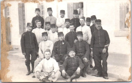 18 BOURGES - CARTE PHOTO - Militaires A La Caserne.  - Bourges