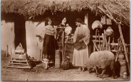 ROUMANIE - Jeunes Femmes Dans Un Interieur De Ferme  - Rumänien