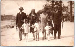 06 NICE - CARTE PHOTO - Famille Sur La Promenade Des Anglais  - Other & Unclassified