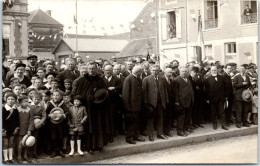 21 LA TOUR ALOXE - CARTE PHOTO - La Foule Sur La Place. - Altri & Non Classificati