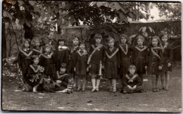 27 EVREUX - CARTE PHOTO - Petites Filles Jardin De L'ecole Notre Dame  - Evreux