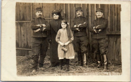 16 CHAMPNIERS - CARTE PHOTO - Militaires, Femme Et Petite Fille (nov 1914) - Sonstige & Ohne Zuordnung