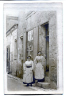Carte Photo De Deux Femmes élégante Posant Devant Leurs Magasin Vers 1910 - Personnes Anonymes