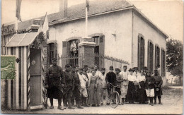 61 MORTAGNE - Soldats Et Civils Devant La Caserne  - Mortagne Au Perche