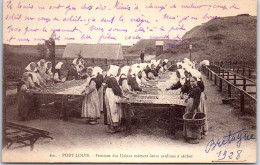 56 PORT LOUIS - Femmes Des Usines Mettant Leurs Sardines A Secher - Port Louis