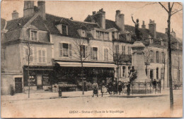 58 COSNE - Statue & Place De La Republique. - Cosne Cours Sur Loire