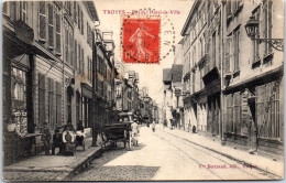 10 TROYES - Un Coin De La Rue De L'hotel De Ville. - Troyes