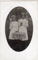 Carte Photo De Deux Jeune Fille élégante Posant Dans La Cour De Leurs Maison - Anonyme Personen