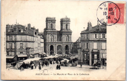 32 AUCH - Le Marche Et Place De La Cathedrale. - Auch