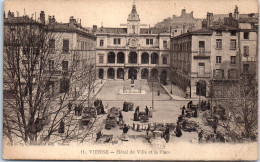 38 VIENNE - Hotel De Ville Et La Place Un Jour De Marche   - Vienne