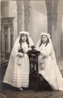 Carte Photo De Deux Jeune Fille élégante Posant Dans Un Décor D'église Dans Un Studio Photo - Personnes Anonymes
