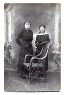 Carte Photo De Deux Jeune Fille élégante Posant Dans Un Studio Photo Vers 1910 - Anonyme Personen