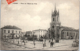 42 FEURS - La Place De L'hotel De Ville  - Feurs