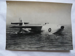 PHOTO ANCIENNE (13 X 18 Cm) : Scène Animée - PREMIER HYDRAVION DE COMBAT DU MONDE - Grande Bretagne 1947 - Luchtvaart