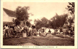 MADAGASCAR - Au Travail A L'ecole D'ambositra - Madagaskar