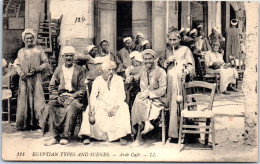 EGYPTE - Groupe D'hommes A La Terrasse D'un Cafe. - Other & Unclassified