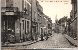 89 AUXERRE - La Rue Du College. - Auxerre